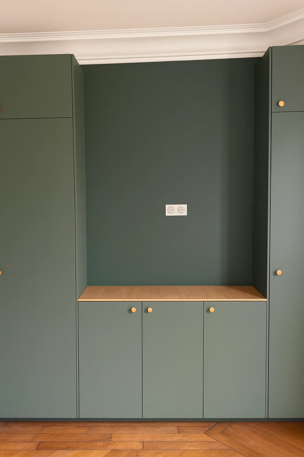 Rangements sur mesure vert sauge avec poignées en laiton et niche en bois, appartement à Paris 16ᵉ