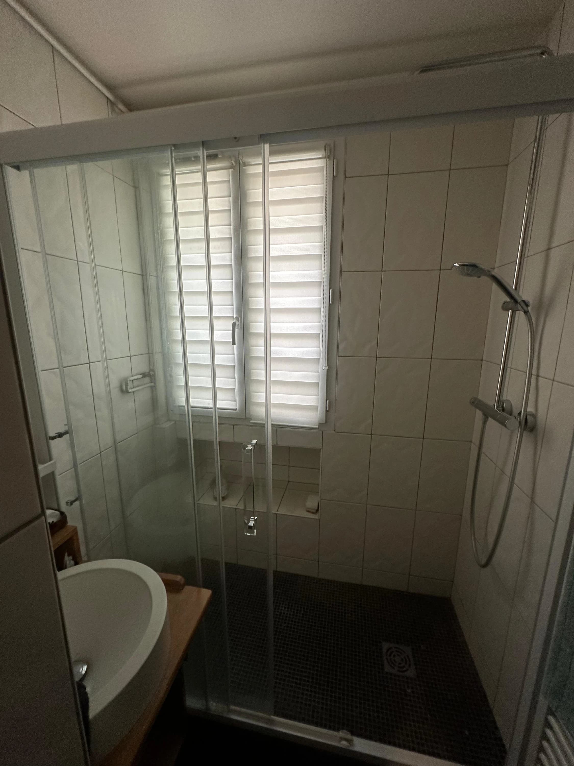 Avant travaux : ancienne salle de bains carrelée avec cabine de douche coulissante, rue Ordener, Paris 18ᵉ