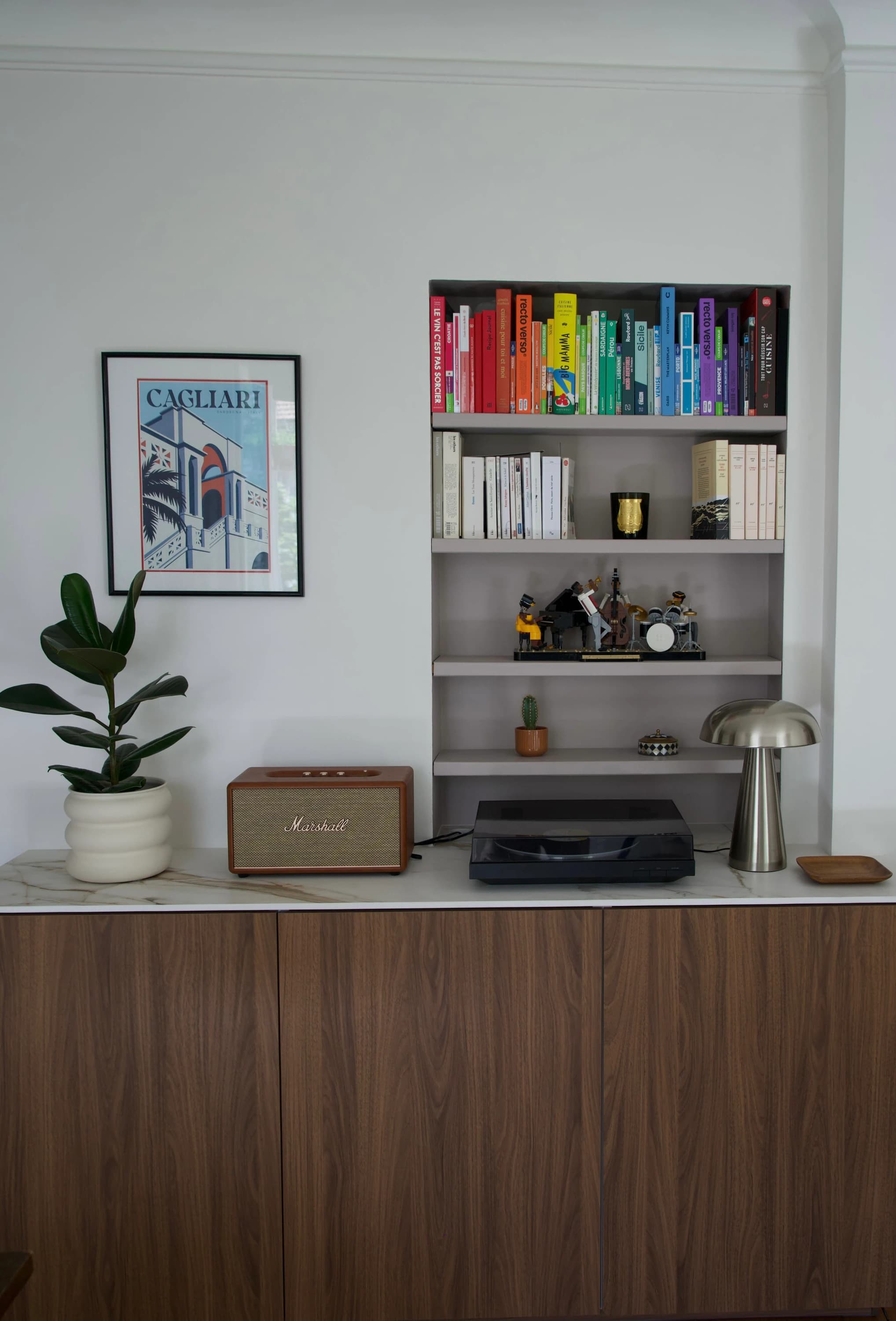 Meuble bas en noyer et bibliothèque murale dans le séjour, appartement rue Ordener, Paris 18ᵉ