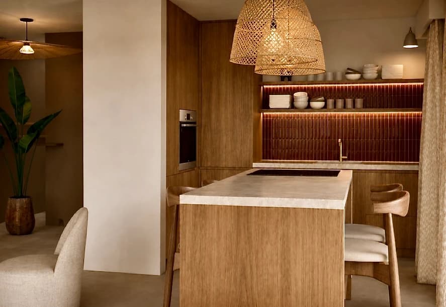 Vue 3D d'une cuisine ouverte, îlot en pierre claire et étagères rétroéclairées sur crédence terracotta, duplex à Anglet