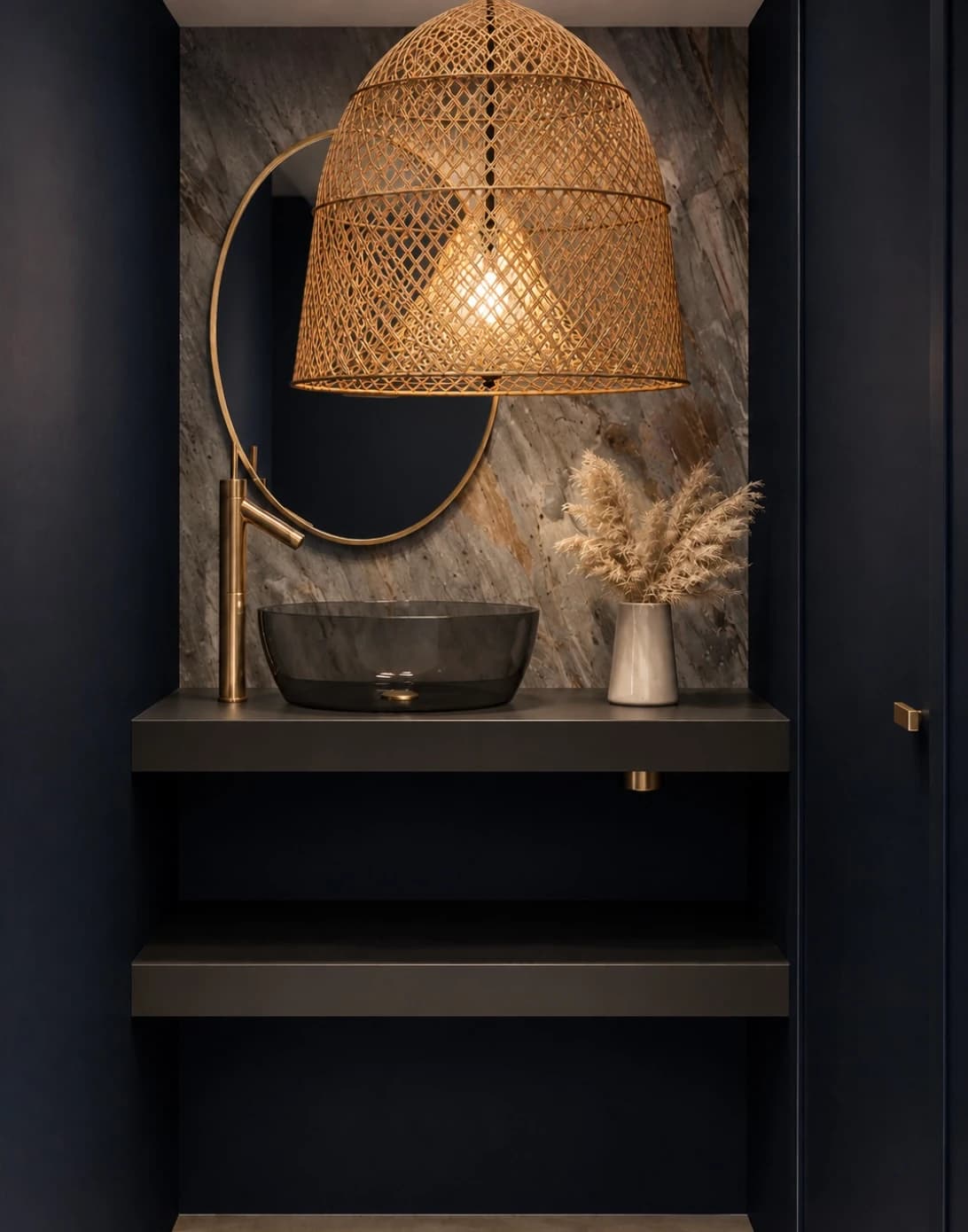 Vue 3D de toilettes aux murs sombres, vasque fumée, robinetterie laiton et suspension tressée, duplex à Anglet